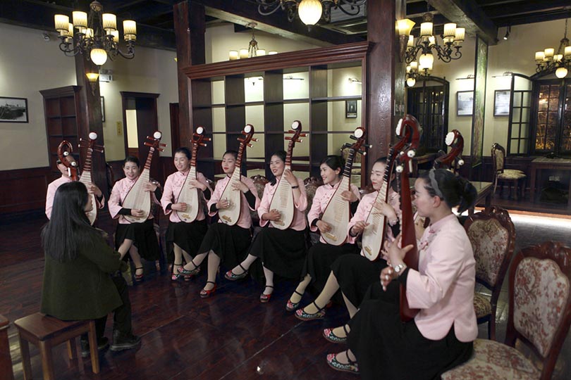 船娘們進行琵琶彈奏培訓