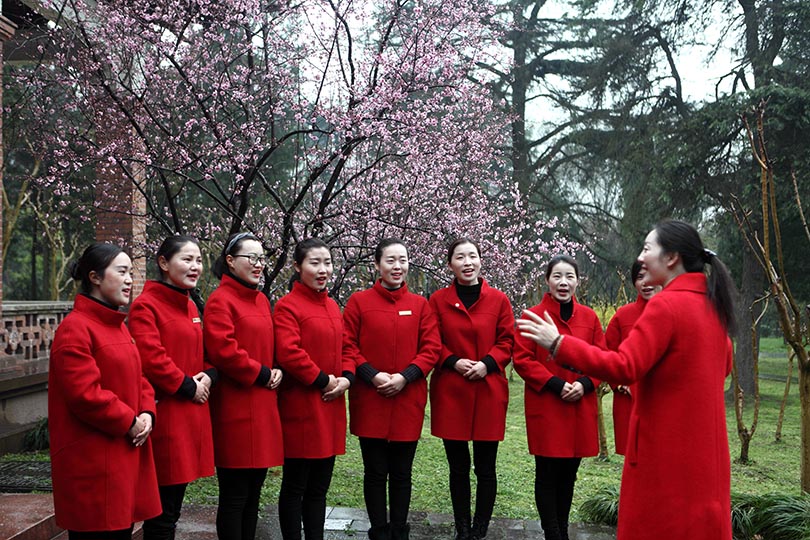 國家二級演員、揚(yáng)州市文化館社會工作中心主任周倩為船娘們培訓(xùn)揚(yáng)州小調(diào)